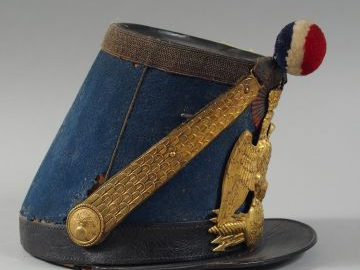 Shako modèle 1855 d’élève officier. Fut carton habillé de drap bleu ci