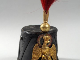 Vente aux enchères Shako modèle 1860 troupe du 47eme de ligne, construction en cuir verni