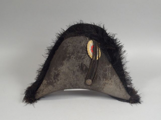 Vente aux enchères Chapeau bicorne noir d’officier supérieur, bouton plat en laiton à l’a