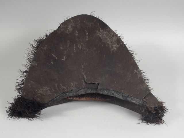 Chapeau bicorne noir d’officier supérieur, bouton plat en laiton à l’a