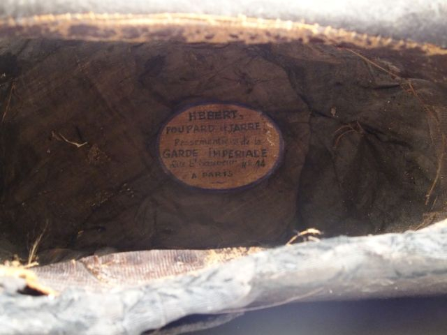 Chapeau bicorne noir d’officier supérieur, bouton plat en laiton à l’a