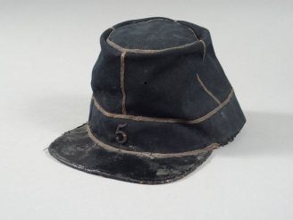 Vente aux enchères Képi troupe modèle 1845, carcasse en drap noir, bandeau noir, passepoi