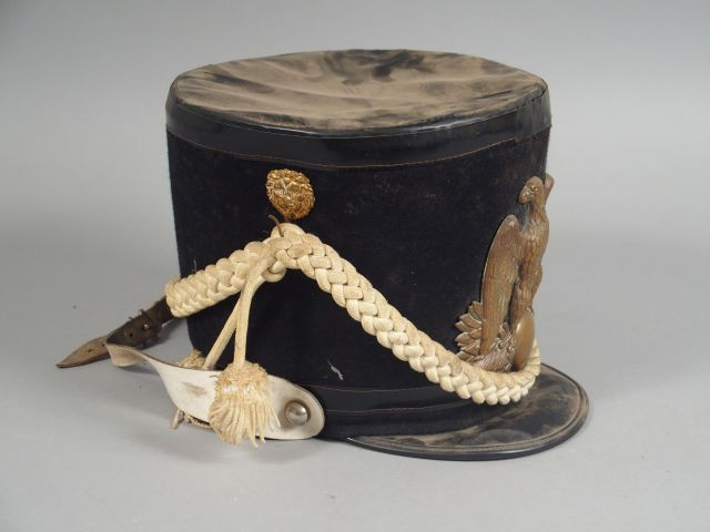 Reproduction ordinaire d’un shako premier Empire fut carton, garniture