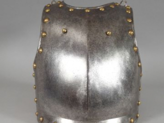 Vente aux enchères Plastron de cuirasse Consulat type primitif 34 rivets laitons tête ron
