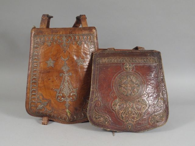 Grande sabretache orientale ancienne en cuir fauve à décor de fil de c