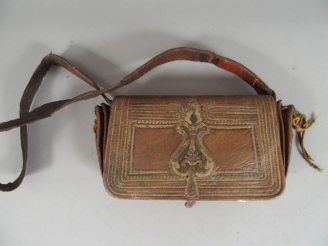 Vente aux enchères Sabretache dans le gout de l’orient en cuir brun/rouge, décor géométri