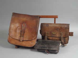 Vente aux enchères Deux gibernes en cuir noir ou fauve, une datée 1867, on y joint un gra
