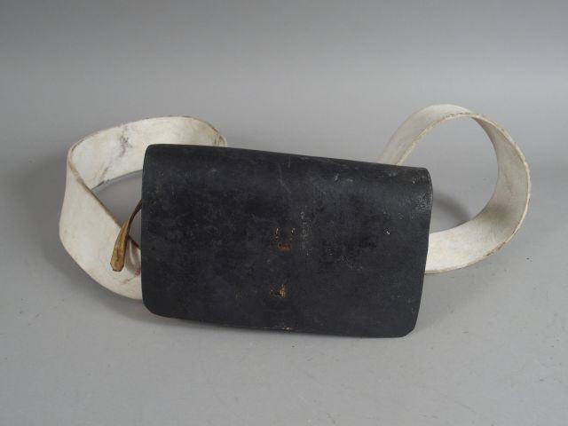 Grande giberne en cuir noir, coffret bois à 16 compartiments, avec ban