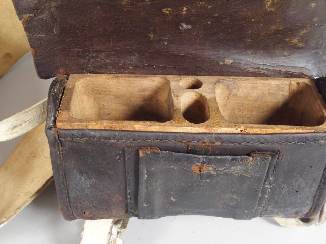 Grande giberne en cuir noir dans le gout du premier Empire (175x250 mm