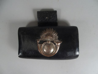 Vente aux enchères Giberne (215X123mm) en cuir noir vernis de voltigeur de la garde natio