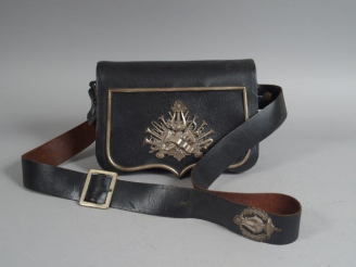 Vente aux enchères Grande giberne de musicien XIXème en cuir noirci. Motif central du rab