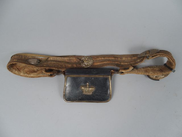 Giberne étrangère, coffret décoré d’une couronne surmonté d’une croix,