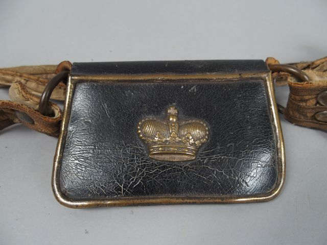 Giberne étrangère, coffret décoré d’une couronne surmonté d’une croix,