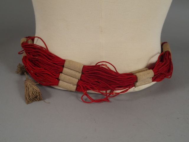Ceinture écharpe de hussard,  écheveaux de laine cramoisie à coulant b