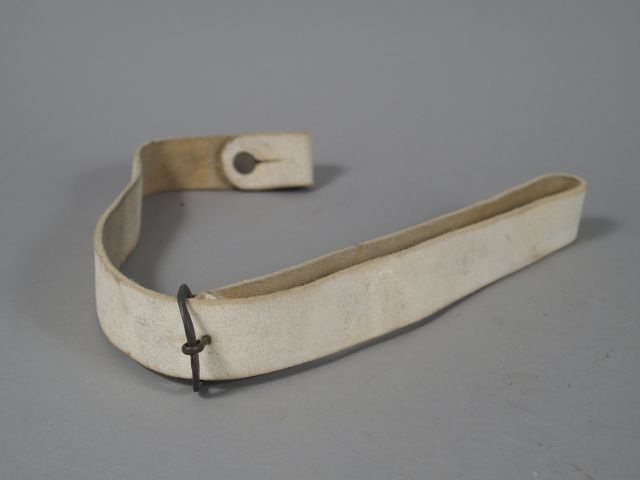 Bretelle à fusil en buffleterie blanche, boucle à un passant en laiton