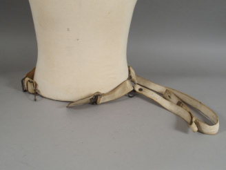 Vente aux enchères Ceinture en buffleterie blanche, deux bretelles porte sabre, crochet p