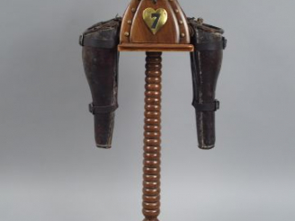 Vente aux enchères Paire de fontes de pistolet en cuir fauve troupe. Début XIXéme. On y j