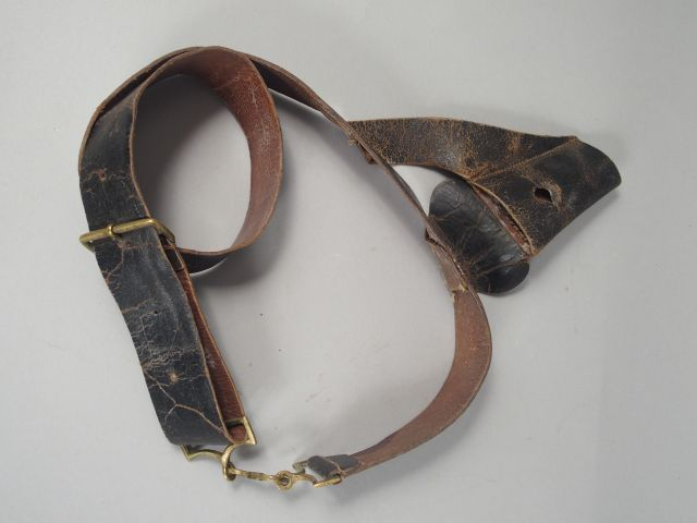 Ceinturon en cuir vernis noir, intérieur fauve, boucle en laiton, ferm