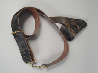 Vente aux enchères Ceinturon en cuir vernis noir, intérieur fauve, boucle en laiton, ferm
