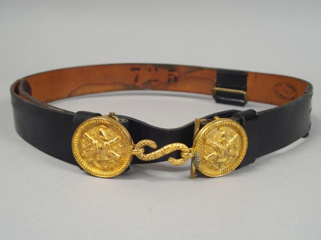 Ceinture d’officier en cuir vernis noir époque troisième République. D
