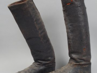 Vente aux enchères Paires de bottes de cavalier semelle cuir, cuir noir. XIXème siècle. (