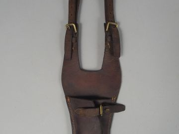 Porte sabre d’officier de cavalerie en cuir fauve, boucle laiton.