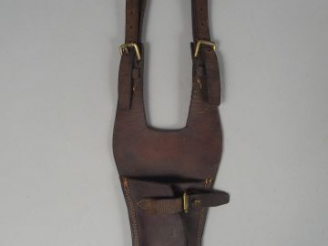 Vente aux enchères Porte sabre d’officier de cavalerie en cuir fauve, boucle laiton.