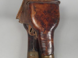 Vente aux enchères Belle paire de fontes de cavalerie en cuir fauve, botte en laiton grav