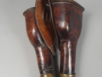 Belle paire de fontes de cavalerie en cuir fauve, botte en laiton grav