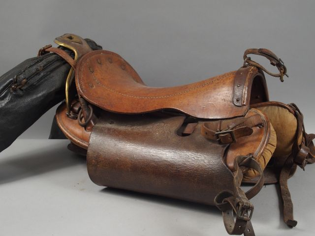 Selle et harnachement complet de cheval en cuir fauve, marquage frappé