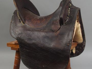 Selle de cavalerie civile XIXème siècle. (Décor de cabochons ronds en 