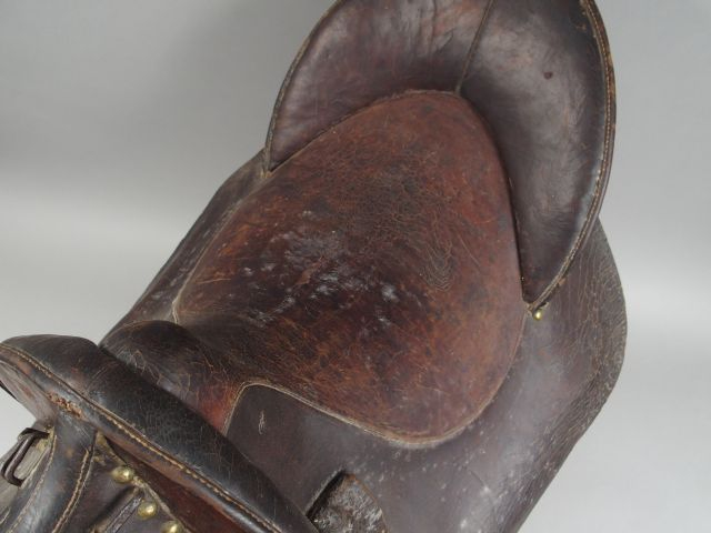 Selle de cavalerie civile XIXème siècle. (Décor de cabochons ronds en 