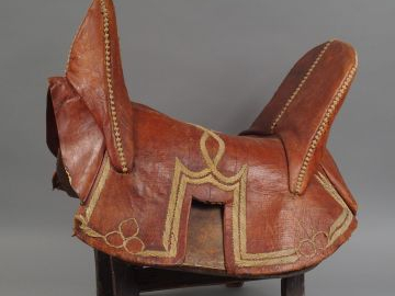 Selle de cavalerie en cuir rouge à décor brodé en coton blanc (entrela
