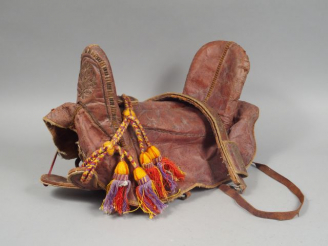Vente aux enchères Selle de cavalerie orientale en cuir rouge à décor en canetille de cui