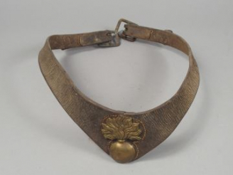 Vente aux enchères Cuir de harnachement de cavalerie, décor à la grenade en bronze. (1-)