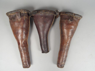 Vente aux enchères Lot de trois fontes de pistolet en cuir fauve, états divers. (2)