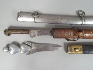 Vente aux enchères Lot de fourreaux et armes blanches divers dont sabre Nord-Africain. (2