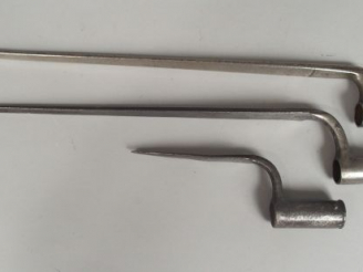 Vente aux enchères Lot de trois baïonnettes à douille dont 2 primitives sans virole, une 