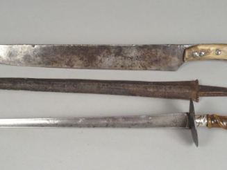 Vente aux enchères Trois armes blanches diverses dont une dague de défense, pommeau rond 