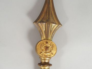 Pointe de drapeau en feuille de laiton doré embouti époque 3eme Républ