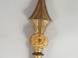 Vente aux enchères Pointe de drapeau en feuille de laiton doré embouti époque 3eme Républ
