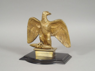 Vente aux enchères Belle réplique d’une aigle de drapeau premier empire telle que coulée 