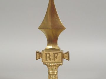 Pointe de hampe de drapeau modèle 1848. Sur base marbre vert sombre. D