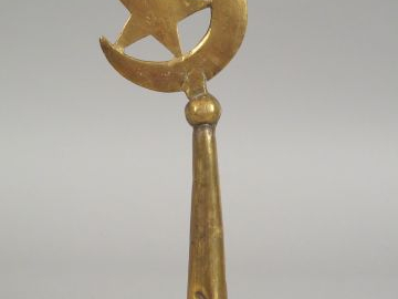 Hampe de drapeau en bronze coulé doré, douille conique au croissant et