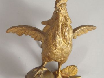 Coq de drapeau en bronze doré coulé massif, repris en ciselure, la pat