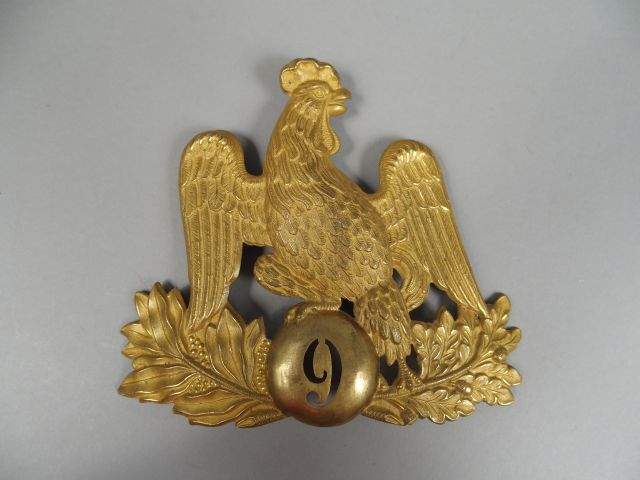 Coq de shako époque louis-Philippe en bronze doré embouti, le volatile