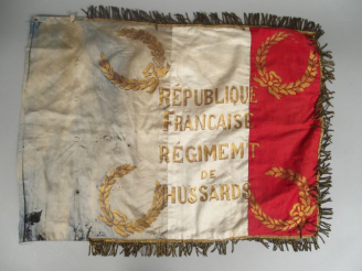 Vente aux enchères Drapeau tricolore en soie motif peinture or à l’avers : « REPUBLIQUE F