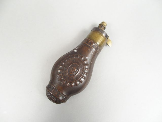 Poire à poudre de coffret de pistolet corps en feuille de cuivre embou