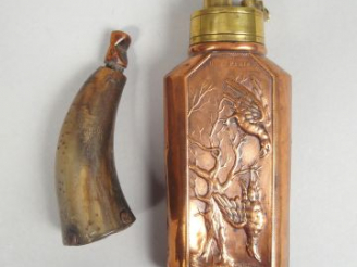 Vente aux enchères Belle poire à poudre de forme inhabituelle (flacon plat) décor d’oisea