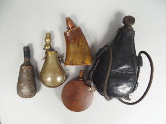 Vente aux enchères Lot de 5 poires à poudre et plomb, diverses fabrications dont une bell